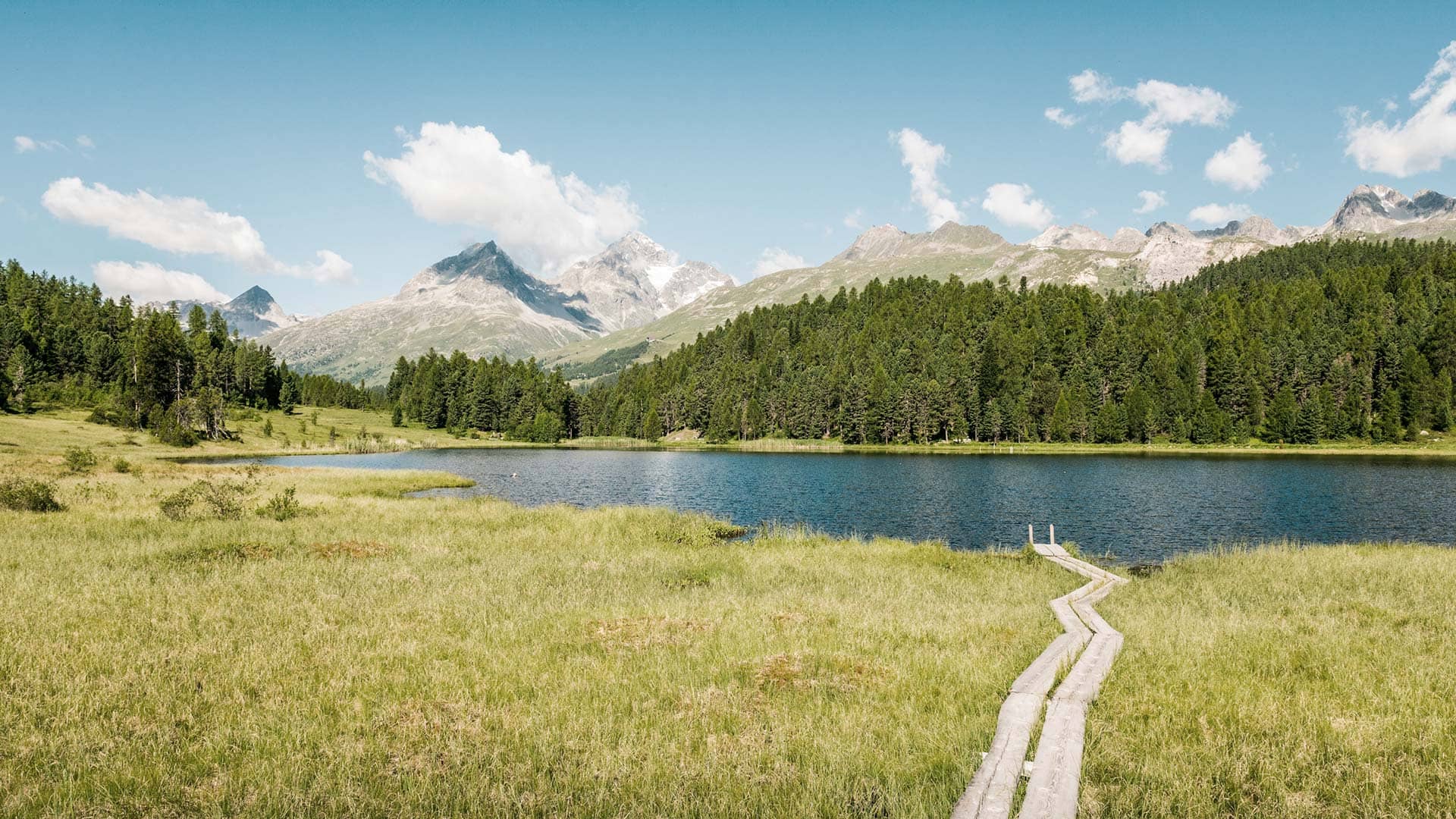 Der romantisch gelegene Lej da Staz und der versteckte Lej Marsch laden zum Baden ein