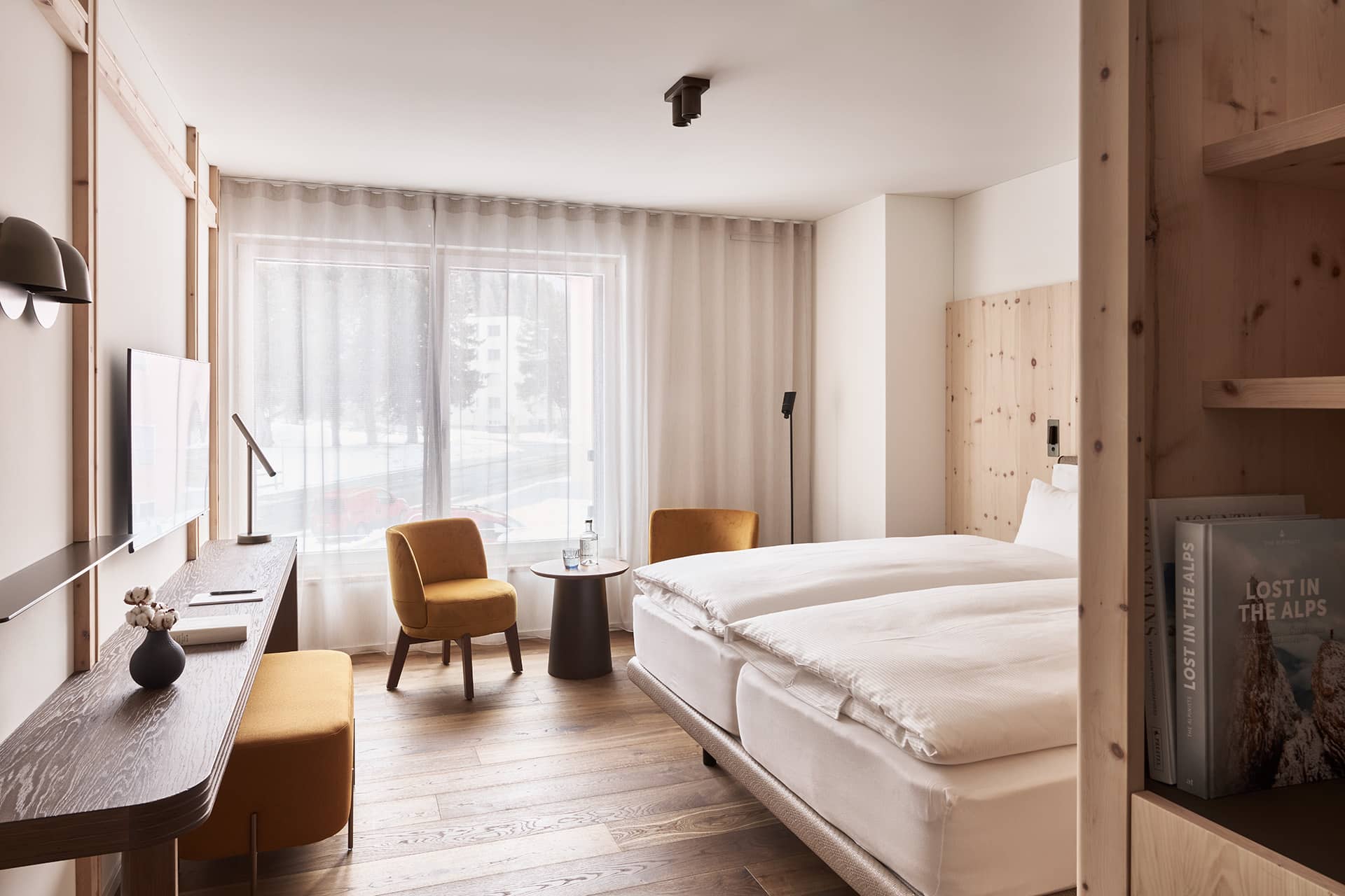 Schlafzimmer im 2 Bedroom Apartment mit Balkonzugang und Ausblick