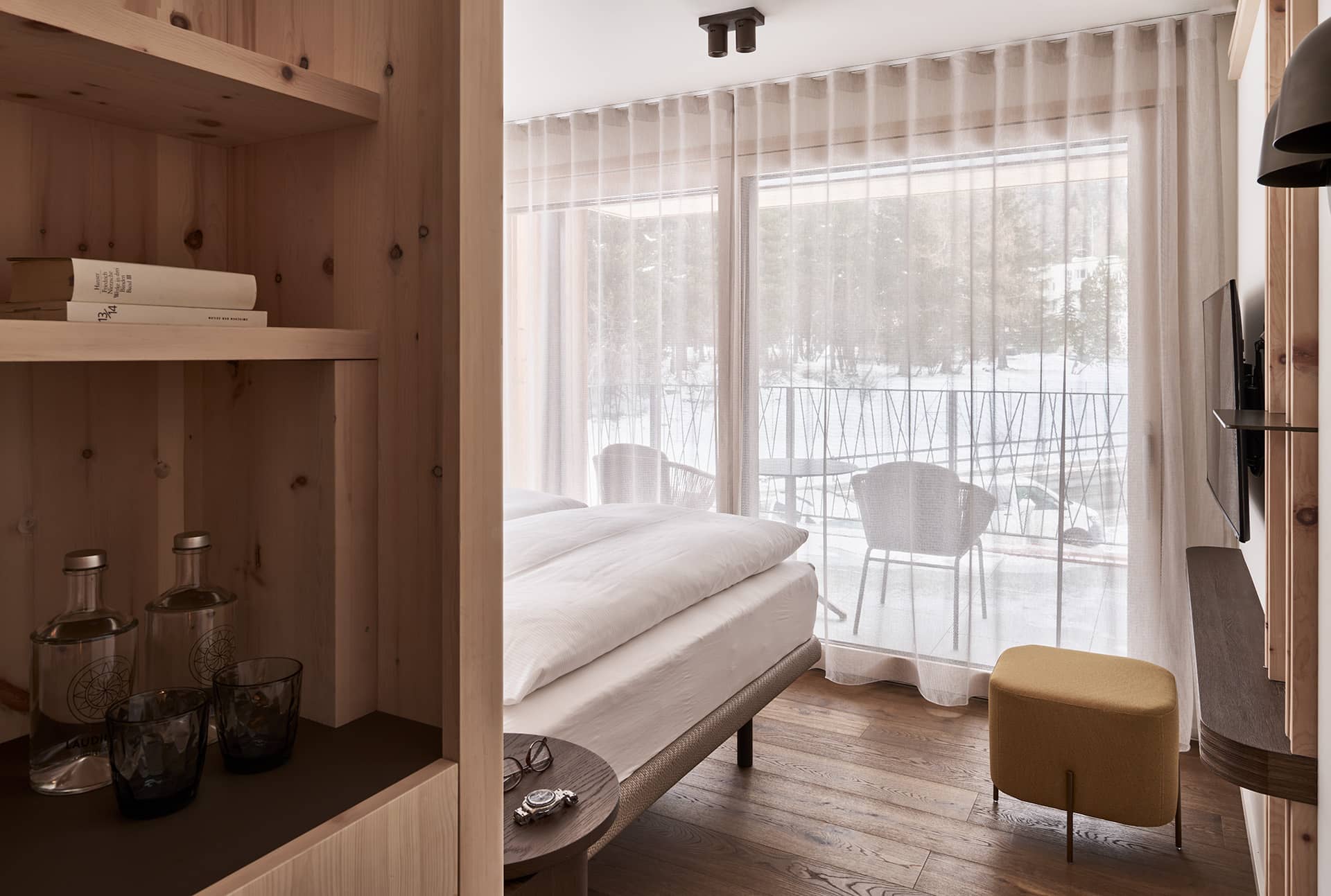 Detail im Schlafzimmer des 2 Bedroom Apartments mit Regal und Dekoration