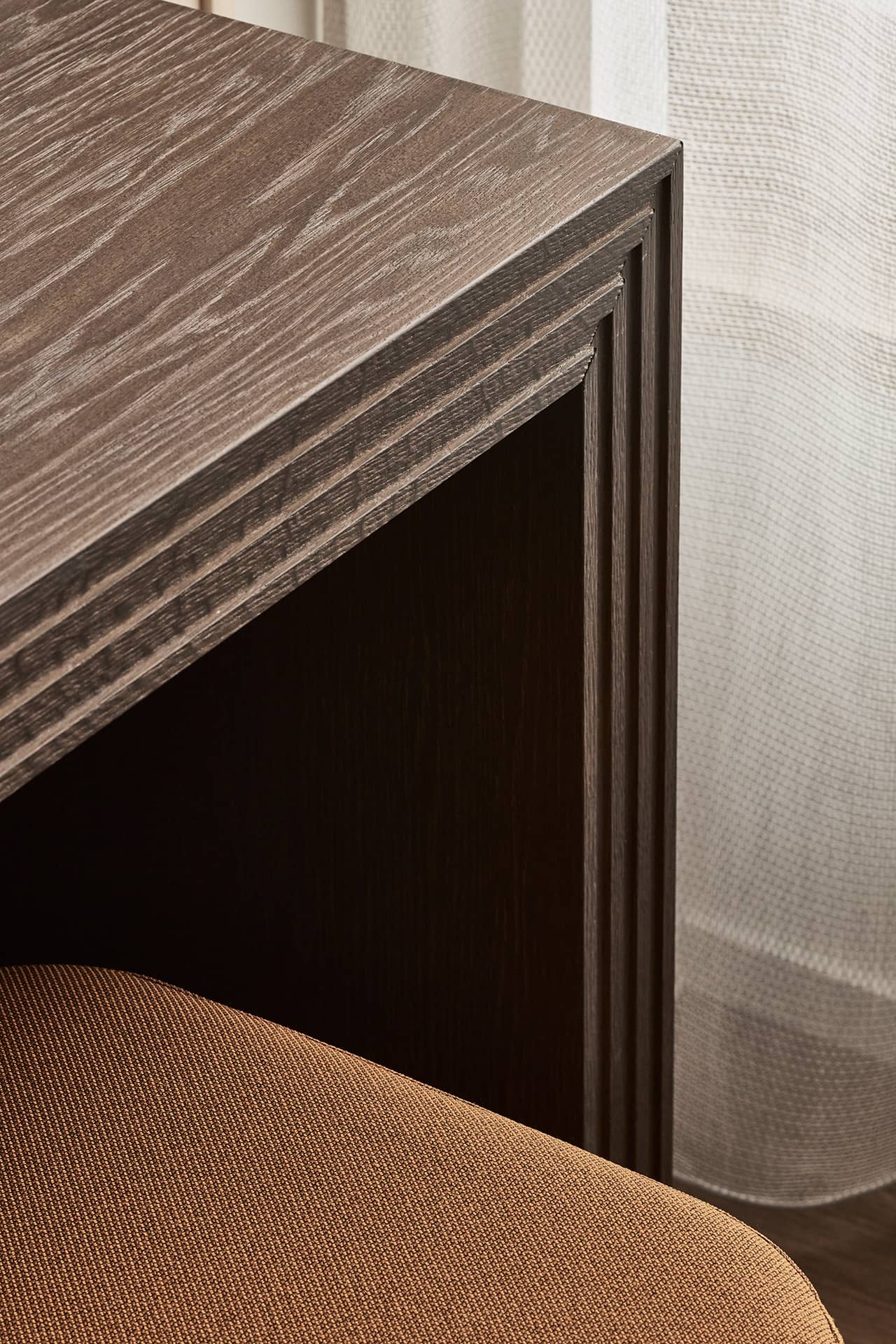 Detail der Möbeloberfläche im 2 Bedroom Apartment mit Holzstruktur