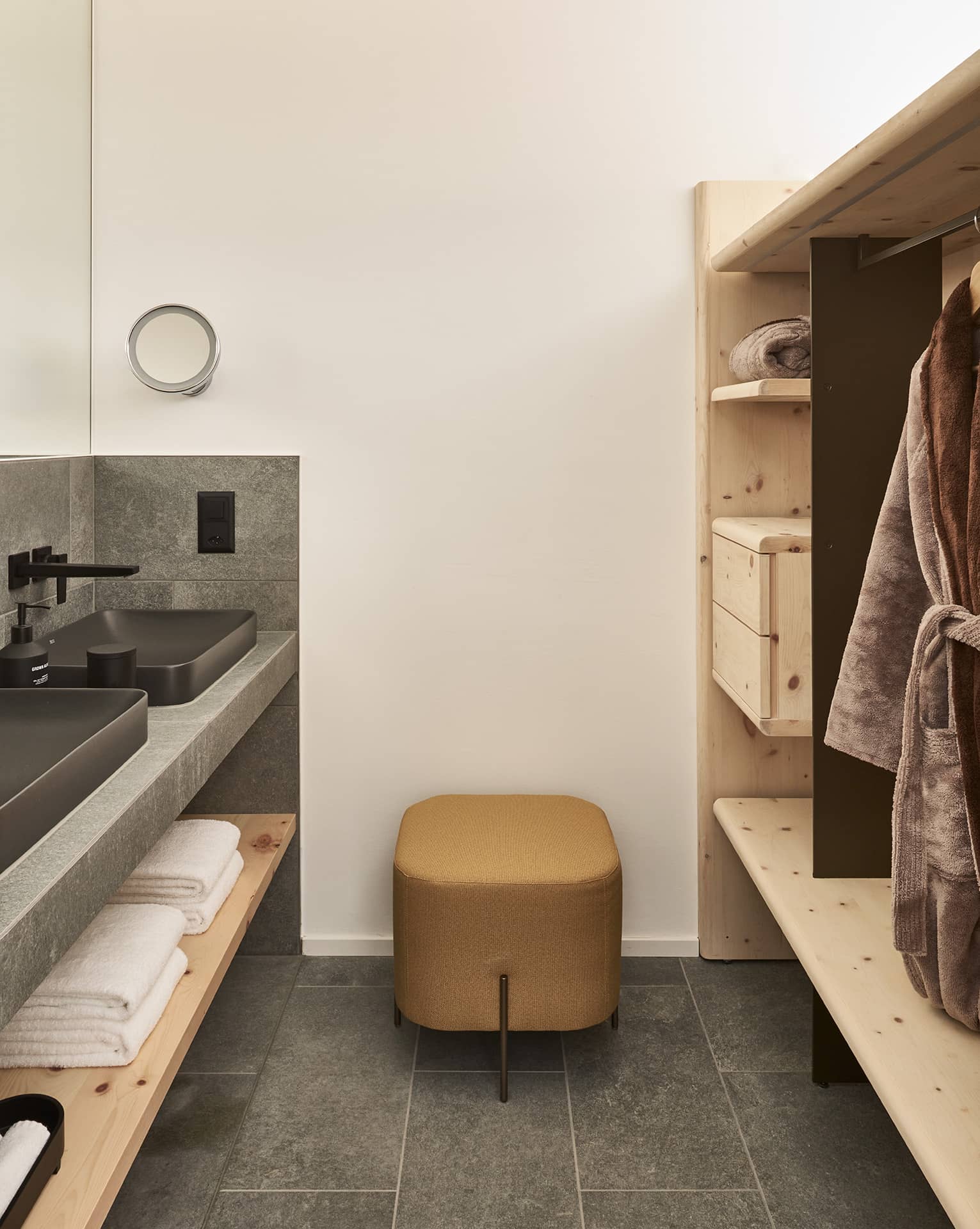 Badezimmer im 2 Bedroom Apartment mit Doppelwaschbecken und Stauraum