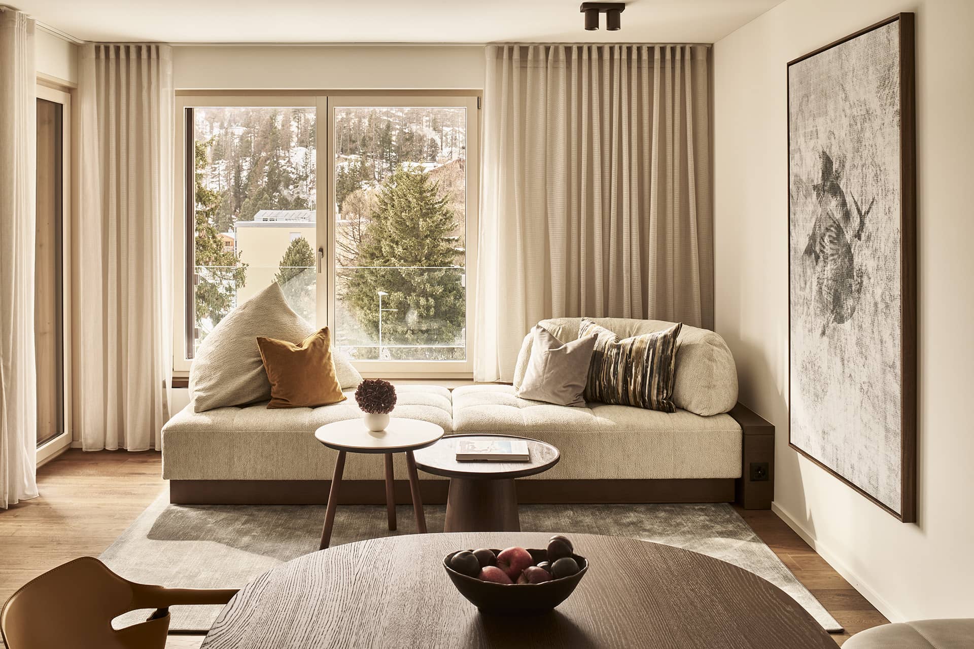 Helles Studio mit gemütlichem Wohn- und Schlafbereich, Holzwänden, Doppelbett und großer Fensterfront mit viel Tageslicht