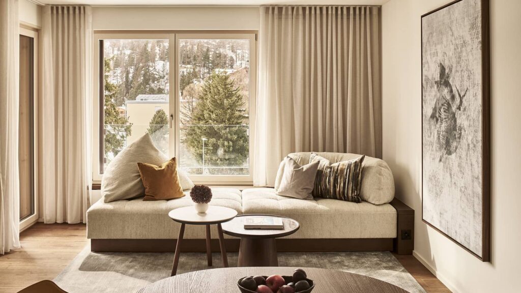 Helles Studio mit gemütlichem Wohn- und Schlafbereich, Holzwänden, Doppelbett und großer Fensterfront mit viel Tageslicht