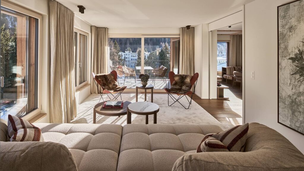 Wohnbereich der Residence 3 mit Sofa, Lounge-Sesseln und Zugang zum Balkon