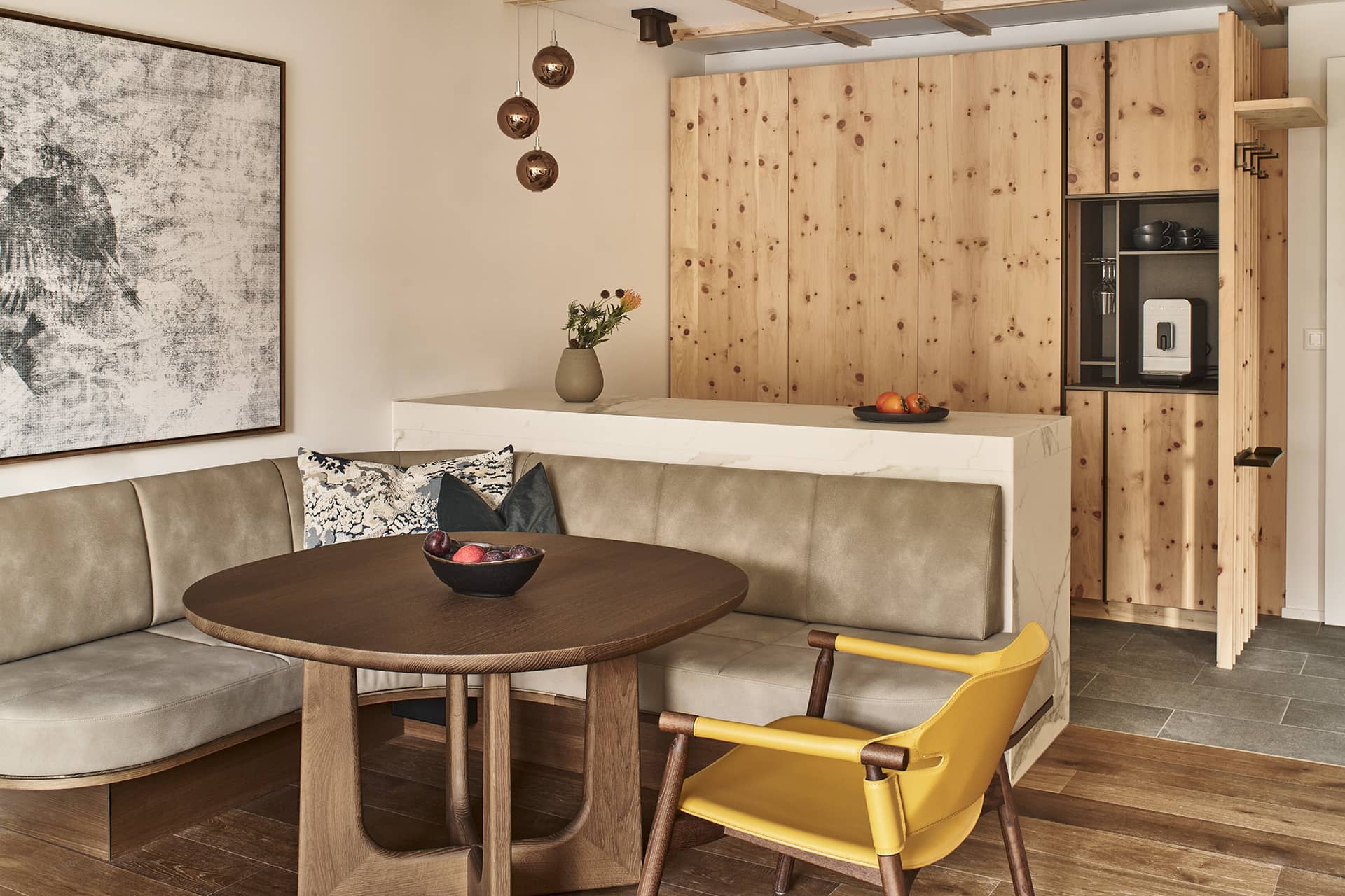 Loft mit Essbereich, Rundtisch, Sitzbank und integrierter Küchenzeile