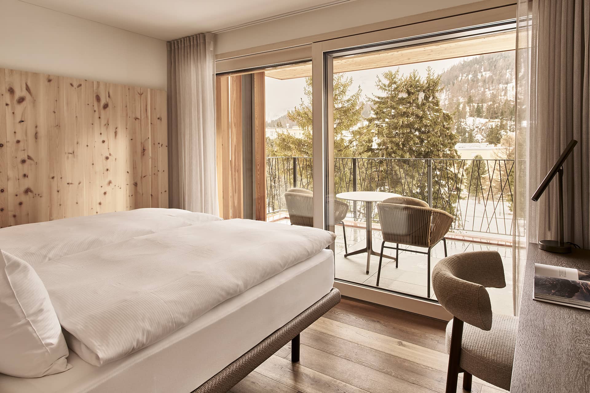 Schlafbereich im Loft mit Doppelbett und Balkon mit Ausblick