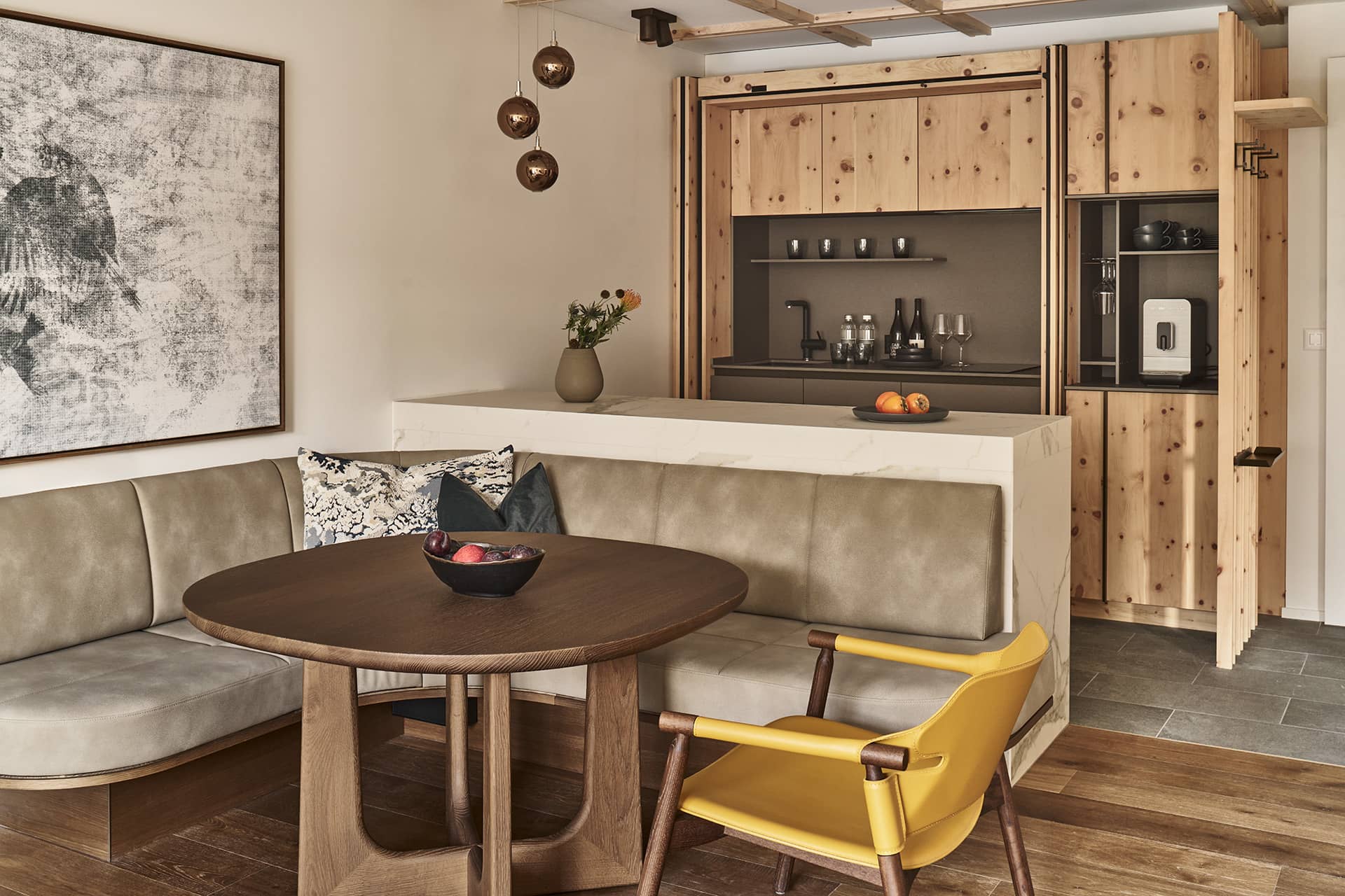 Küchen- und Essbereich im Loft mit Holzelementen und offener Gestaltung