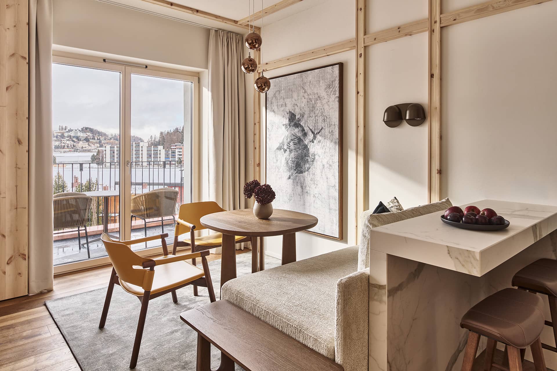 Loft Suite mit Essbereich, Rundtisch, Holzelementen und Balkon mit Ausblick