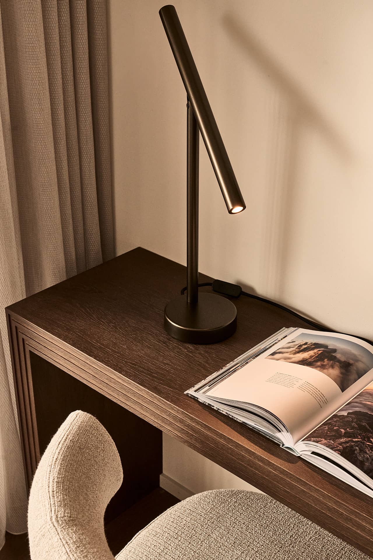 Schreibtischbereich der Loft Suite mit Leselampe und Sitzgelegenheit