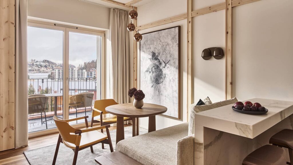 Loft Suite mit Essbereich, Rundtisch, Holzelementen und Balkon mit Ausblick