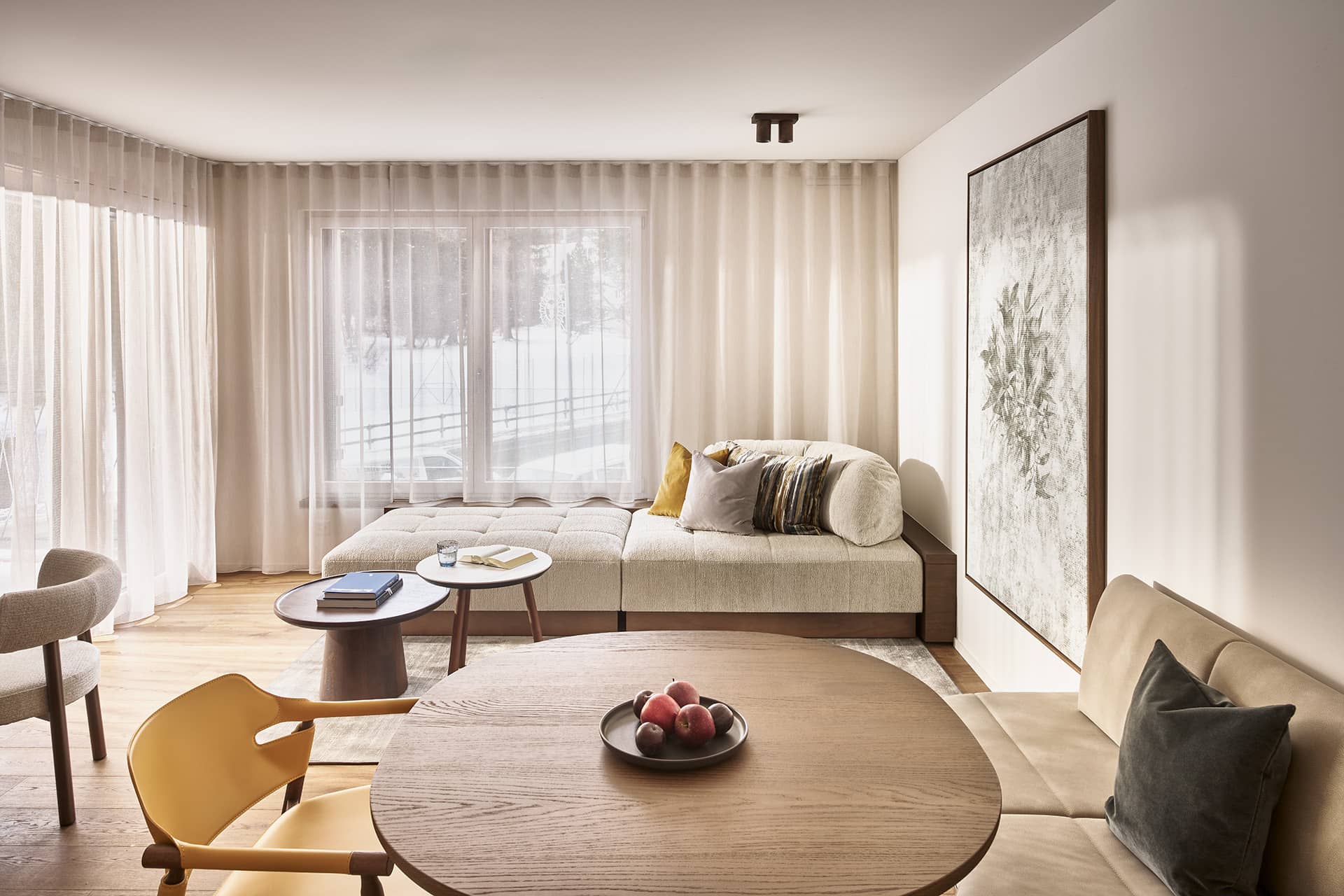 Wohnbereich der Suite 2 mit Tagesbett, Beistelltischen und heller Fensterfront