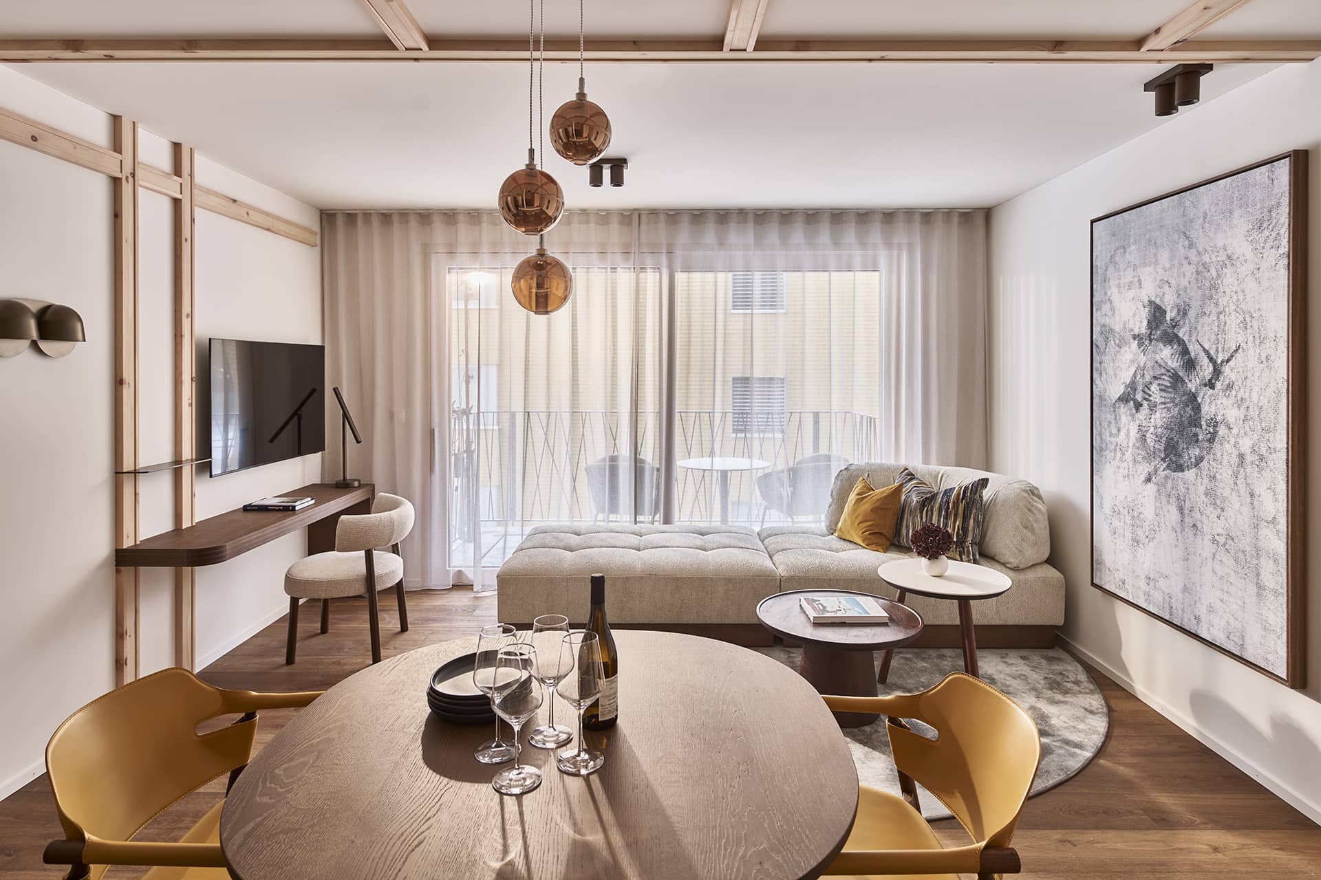 Helle Suite mit Wohnbereich, Sofa, Esstisch und Balkon mit Tageslicht