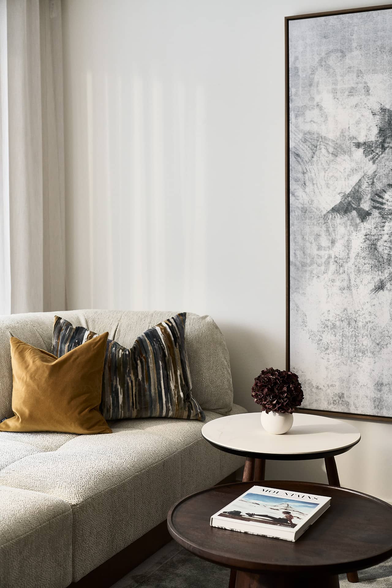 Detail der Sitzecke in der Suite mit Sofa, Beistelltisch und dekorativen Kissen