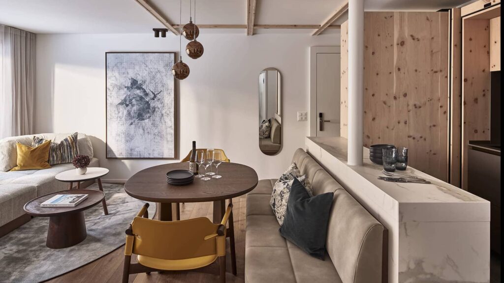 Suite mit offenem Wohn- und Essbereich, Holzelementen, Rundtisch und gemütlicher Sitzecke