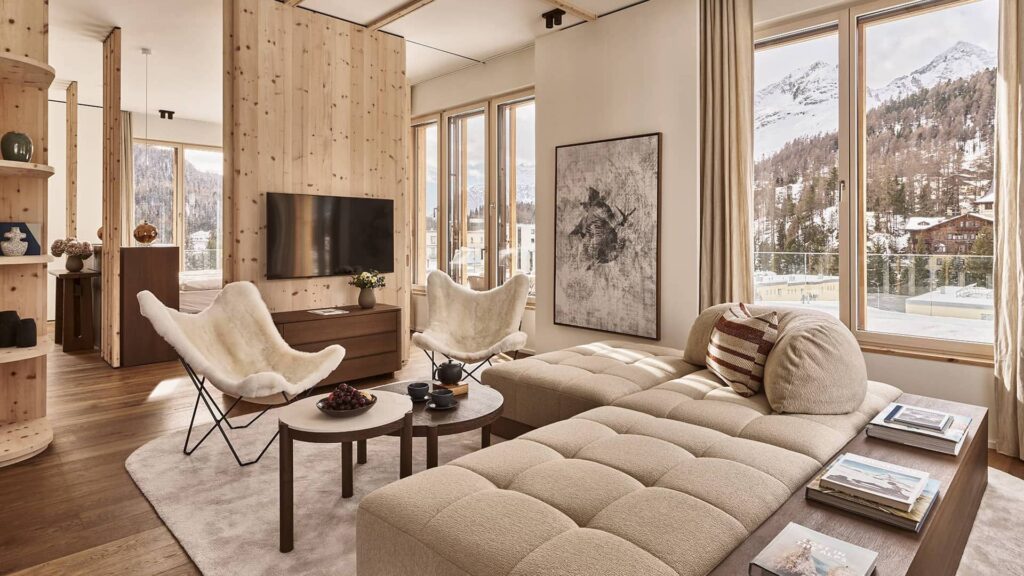 Offener Wohn- und Essbereich des Penthouses mit Küche, Sitzbank und Blick durch bodentiefe Fenster