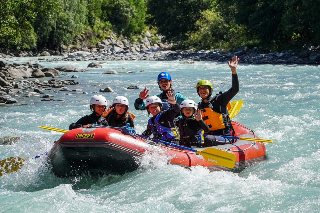 Das Engadin Outdoor Center bietet verschiedene Touren wie Whitewater Action, Family Rafting und Teambuilding-Events – für jedes Level ist etwas dabei.