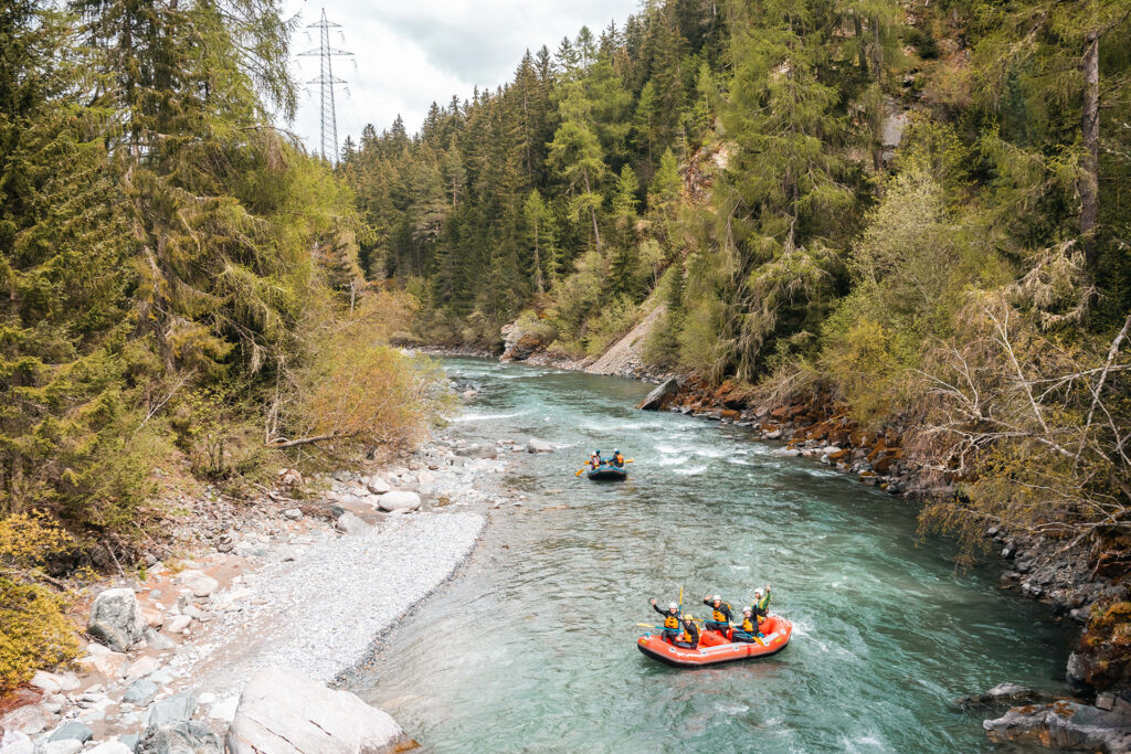 Das Engadin Outdoor Center bietet verschiedene Touren wie Whitewater Action, Family Rafting und Teambuilding-Events – für jedes Level ist etwas dabei.